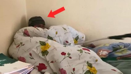 Eve giren hırsız battaniyenin altında yakalandı