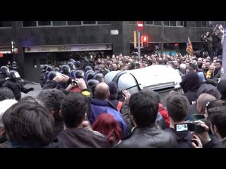 Manifestants tiren contenidor contra mossos