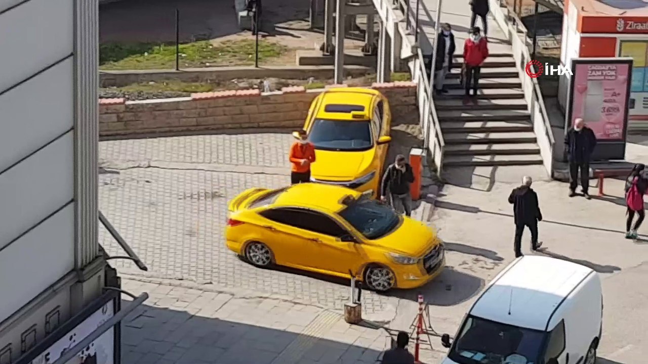 Yürüyen merdivene sıkışan 4 yaşındaki çocuk ölümden döndü