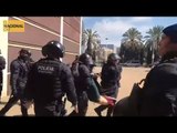 Mossos desallotgen manifestants de l'acte del Rei