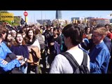 Estudiants escola música canten fora de l'Auditori on és el Rei