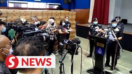 Скачать видео: Marine police seize contraband cigarettes worth RM52 million near Pontian