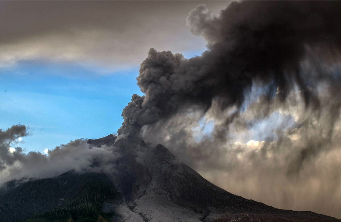 Adventurer breaks record for traversing more than 300 feet over lava lake