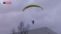 Des militants de Greenpeace se posent sur le toit de la BCE en parapente
