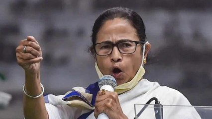 Mamata Banerjee distributed the prasad among locals