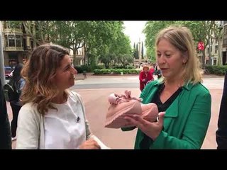 PDeCAT Barcelona regala a Neus Munté unes bambes roses