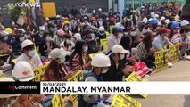 Extintores e tijolos em protestos em Mandalai