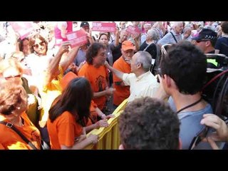 Manifestants contraris a Dolors Sabater increpen a Francesc Ribot (ERC)