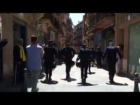 Crits de fora les forces d'ocupació contra els policies a Reus