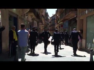 Crits de "fora les forces d'ocupació" contra els policies a Reus