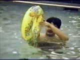 الملك فهد في فيديو نادر وهو يسبح مع ابنه الأمير عبدالعزيز