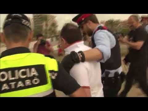 Forta tensió amb l'home que vol treure creus grogues a Mataró