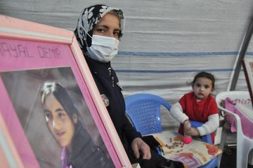 Anne kucağında evlat nöbetine katılan Asmin, şimdi koşup oynuyor