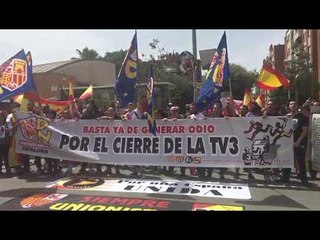Un grup d'ultres crida "TV3 manipuladira" davant la seu de la cadena