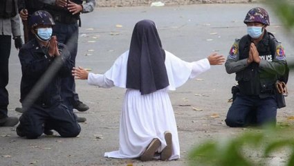 Myanmar'da polislerin önünde diz çöken rahibe, "Çocukları vurmayın, beni vurun" diye yalvardı