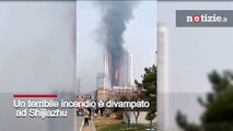 Cina, il video del grattacielo in fiamme ripreso dall'interno: salvi gli inquilini
