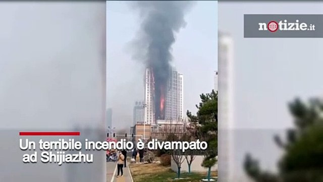 Cina, il video del grattacielo in fiamme ripreso dall'interno: salvi gli inquilini