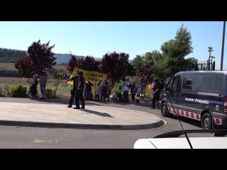 Mossos desallotgen manifestants davant Lledoners