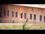 Presos ondean camisetas amarillas en la cárcel de Lledoners