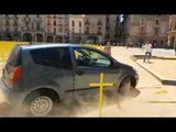 Un cotxe envesteix les creus grogues de la plaça Major de Vic