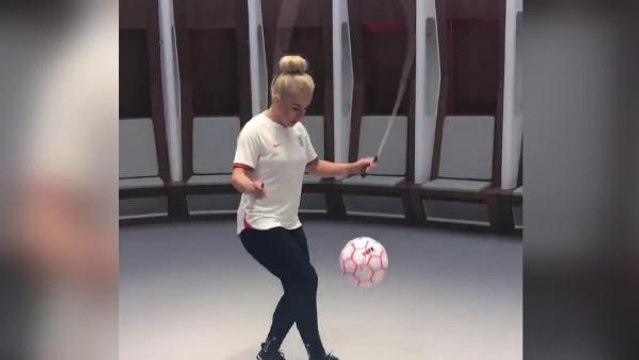 Top sektirerek ip atlayan İngiliz sporcu Guinness Rekorlar Kitabı'na girdi