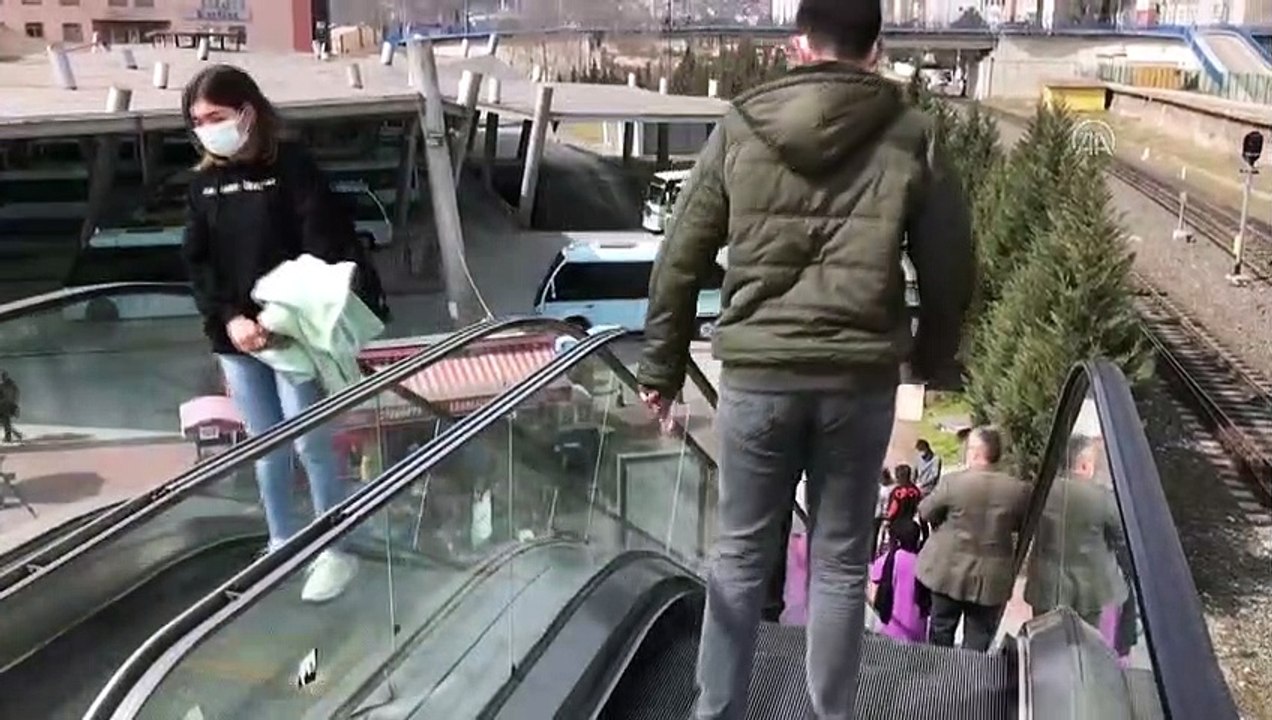 KARABÜK - Yürüyen merdivene sıkışan çocuk yaralandı