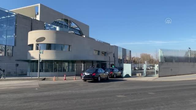 Son dakika haberleri: Almanya'da kızı PKK tarafından kaçırılan anne eylemini Başbakanlık önünde sürdürüyor