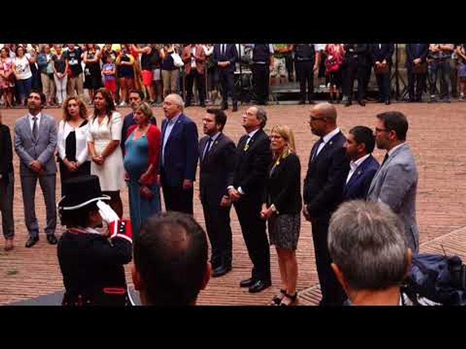 Crits d'unitat al finalitzar l'ofrena al Fossar