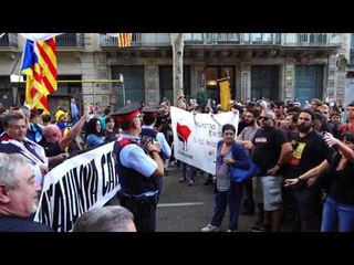 Aturen un grup feixista a l'ofrena floral a Rafael Casanova