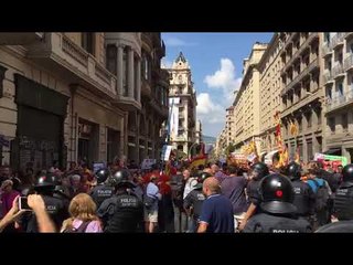Mossos bloquean a unionistas en la entrada a plaça Sant Jaume