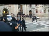 Els Mossos desallotgen el diputat Carles Riera de davant del TSJC