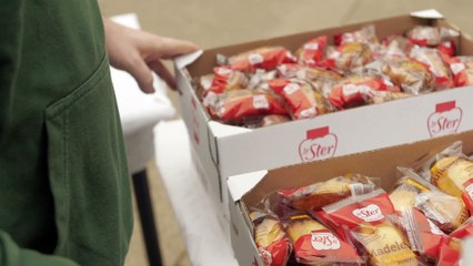 Credit Agricole Loire Haute-Loire  Distribution de 300 repas pour les étudiants