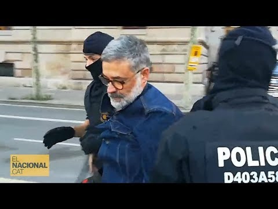 Els Mossos desallotgen el diputat Carles Riera de davant del TSJC