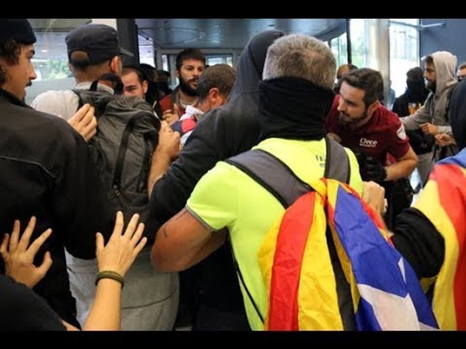 Enfrontaments entre mossos i CDR per entrar a la seu de la Generalitat de Girona