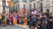 Els estudiants canten Els Segadors a la plaça Sant Jaume