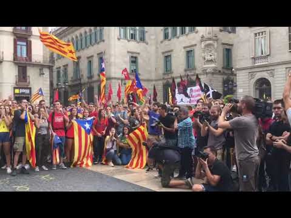 Els estudiants canten Els Segadors a la plaça Sant Jaume