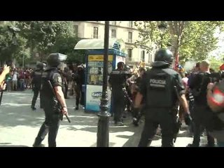 Tensió entre manifestants i un periodista d'Intereconomía davant de la Borsa de Barcelona