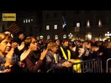 La plaça Sant Jaume aplaudeix el discurs de Puigdemont