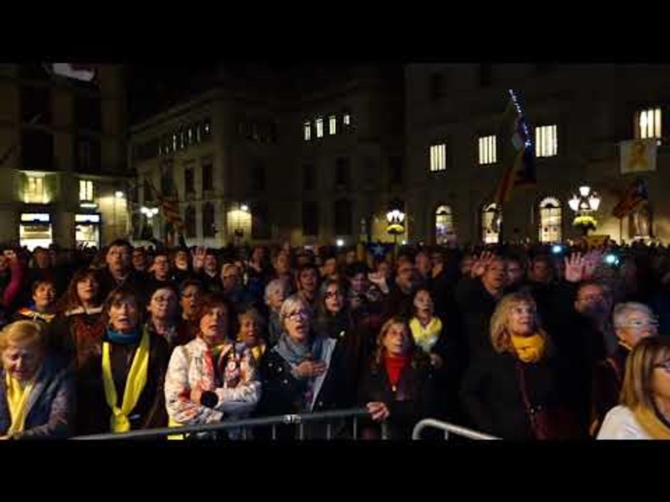 La plaça Sant Jaume canta "Els Segadors"