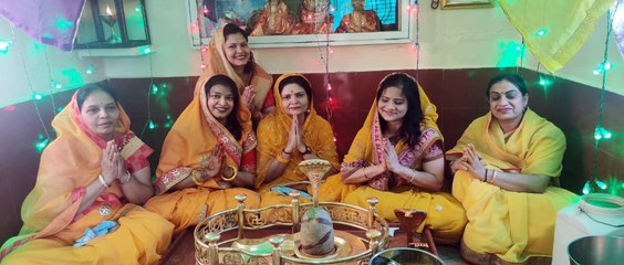 अखिल भारतीय मारवाड़ी महिला शाखा द्वारा शिवजी को हल्दी चढ़ाई