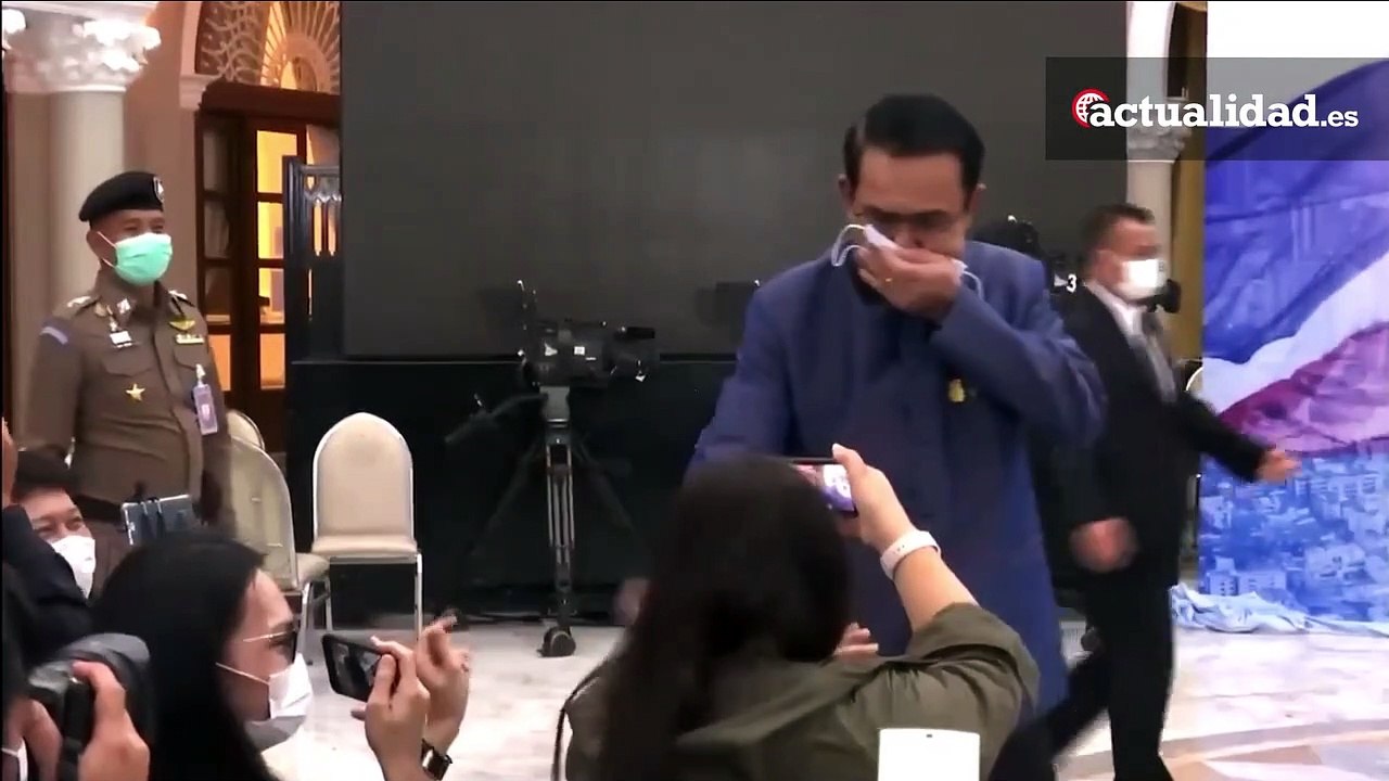 El primer ministro de Tailandia, Chan Ocha, rocía desinfectante a los periodistas: molesto por las preguntas