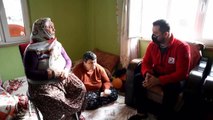 KAHRAMANMARAŞ - Doğuştan engelli 3 çocuğuna fedakarca bakan Kahramanmaraşlı anneye Türk Kızılaydan ziyaret