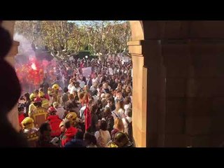 Els Bombers encenen bengales davant el Parlament
