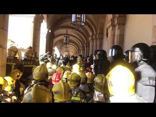 Els Bombers fan una seguda a les portes del Parlament
