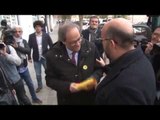 Un regidor del PP al Prat de Llobregat li dona una bandera d'Espanya al president Quim Torra