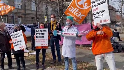 BERLİN - Kovid-19 aşılarına yönelik telif kurallarının askıya alınması için gösteri yapıldı