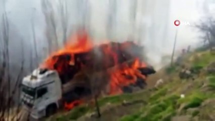 Saman balyası yüklü tır alev alev yandı