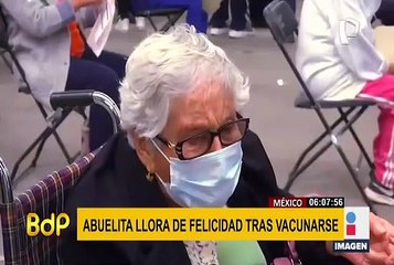 Abuelita llora de felicidad tras vacunarse en México