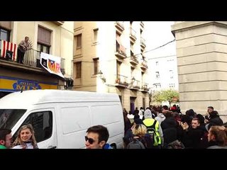 Veïna li diu als encaputxats que es destapin la cara