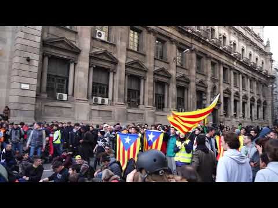 Els manifestants reivindiquen els carrers quan marxen els mossos